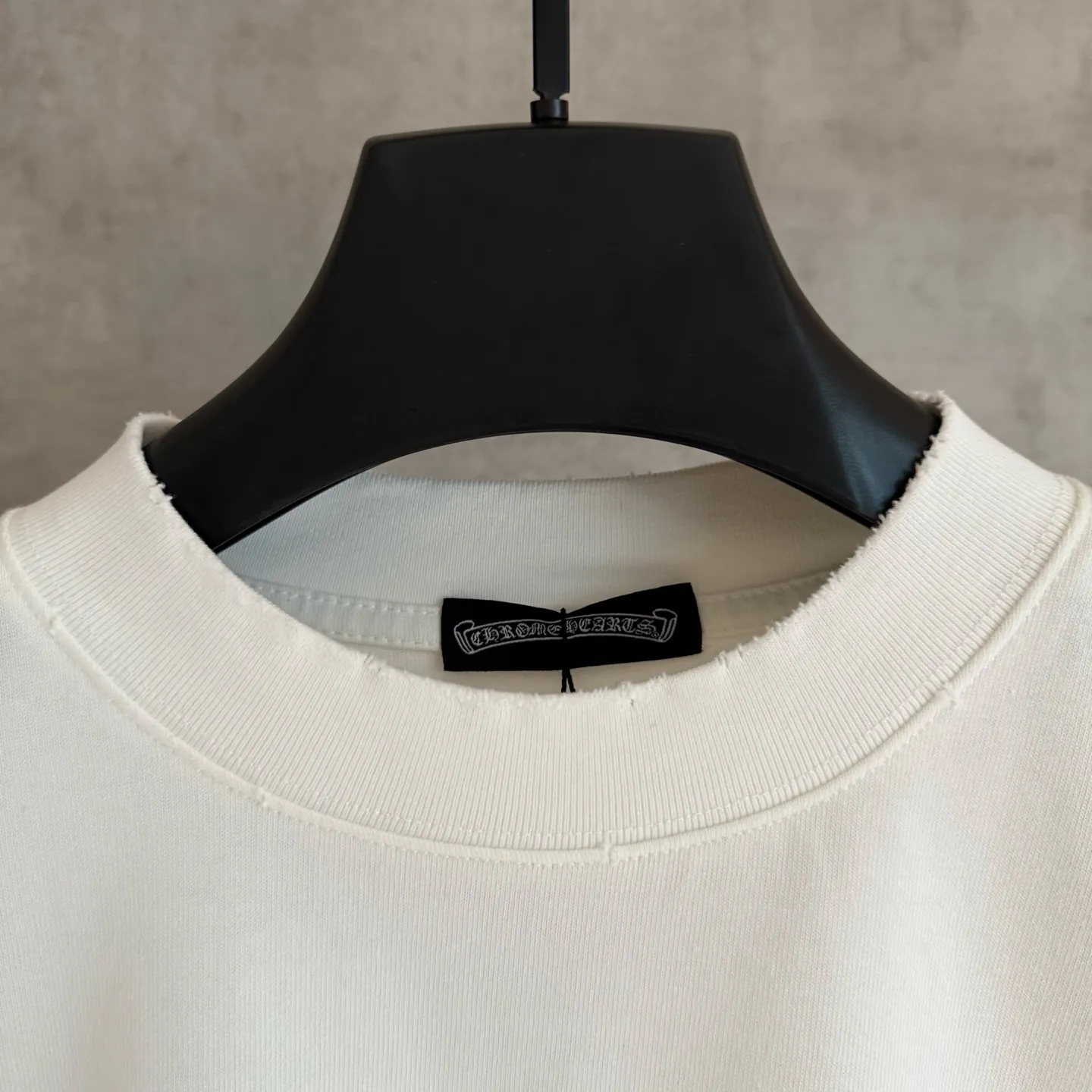 🅿️330 [Strict quality control] CH Crow Heart's new long-sleeved sweatshirt T-shirt. Heavy 340g double yarn fabric. Four flower positions on the front, back and left. Wash the whole garment twice. The four sides are frayed and torn. Heavy fabric. The neckline is made of icy Salona. Loose fit. Deep, wide and stylish. No deformation or shrinkage. Black and white color. Size: M-2xl